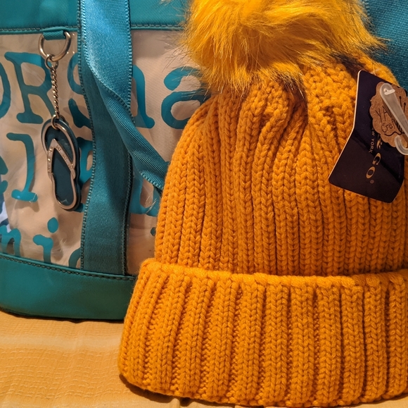 NWT Pom Pom Beanie - Picture 3 of 4